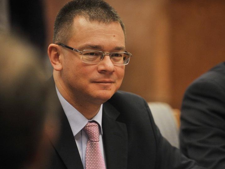 Premierul Ungureanu a discutat cu PDL înaintea moţiunii: "Alţii să aibă emoţii, nu eu!"