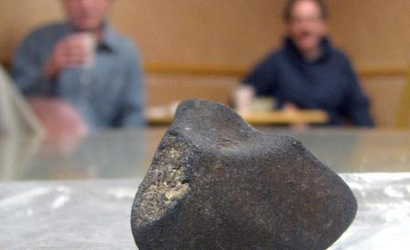 Un meteorit s-a prăbuşit lângă un bulgar care îşi plimba câinele