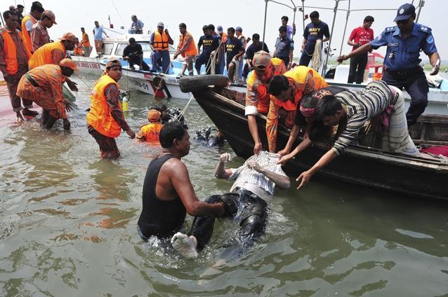 Tragedie: Cel puţin 35 morţi şi 75 dispăruţi după răsturnarea unui feribot