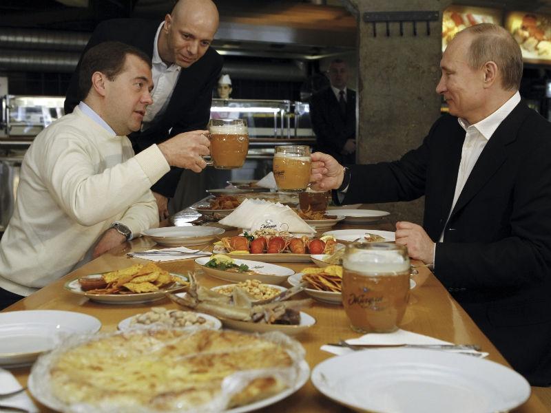 (VIDEO) Putin a ieşit la bere cu Medvedev şi 150.000 de simpatizanţi, de 1 Mai