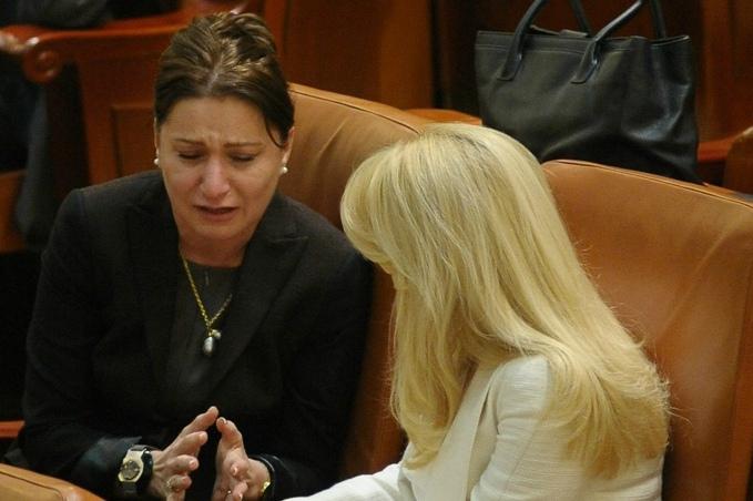 "La discuţia cu Elena Udrea am cedat. Emoţional". Plăcintă explică pe blog de ce a plâns în ziua moţiunii