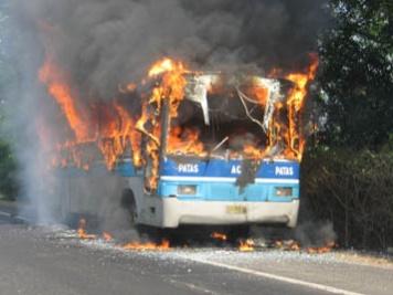 Un autocar cu turişti români a luat foc în apropiere de staţiunea bulgară Sunny Beach