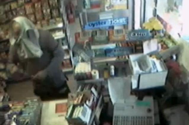 VIDEO: Un bărbat a vrut să jefuiască un magazin cu o pereche de boxeri pe cap