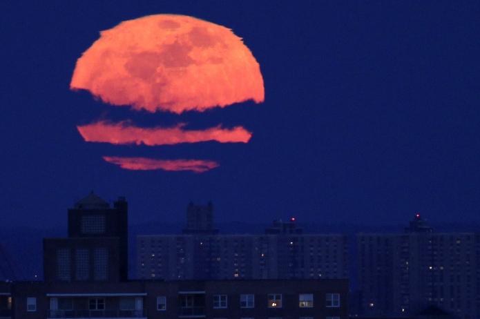 SUPERLUNA: Cea mai mare Lună plină de anul acesta se va vedea pe 5 mai. Vezi cum te influenţează (VIDEO)