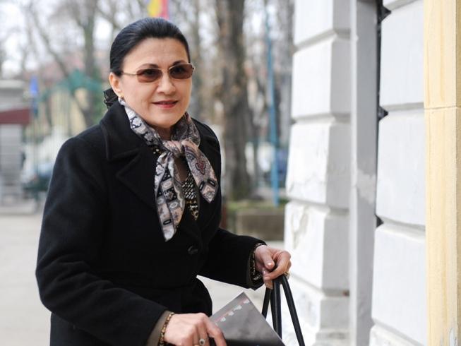 Andronescu, întrebată dacă e dispusă să preia Educaţia: "Râdeţi de mine?"