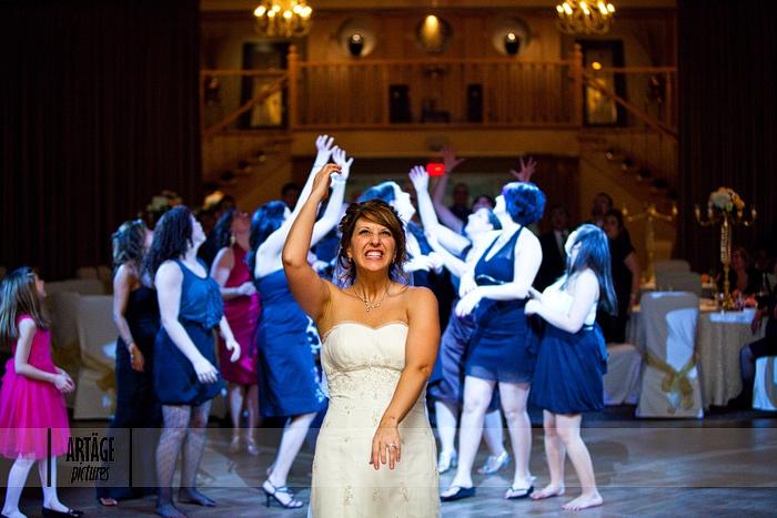 (VIDEO) Daca eşti mireasă, ai grijă cui arunci buchetul