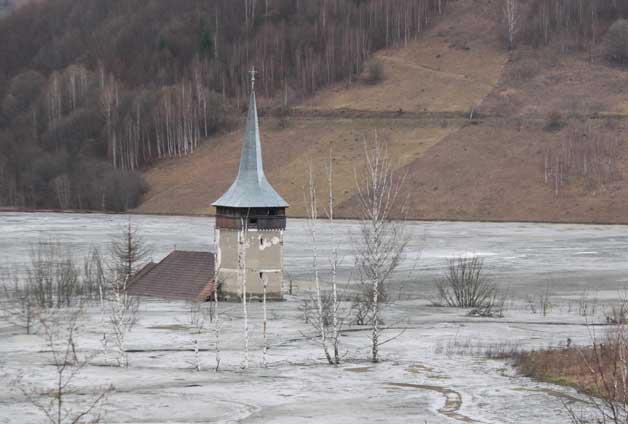 Legenda comunei înecate în otrăvurile din Valea Şeşei. Blestemul preotului a îngropat Geamăna sub iazul de la CupruMin
