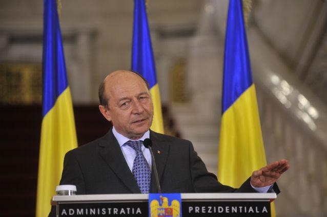 Traian Băsescu: "Reîntregirea salariilor este o obligaţie faţă de personalul bugetar"