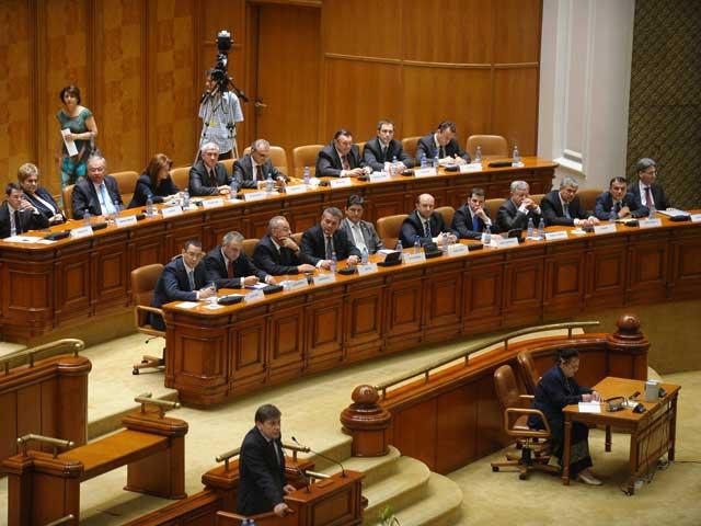 Cabinetul Ponta preia guvernarea. Şefului statului aşteaptă de la noul Executiv să promoveze legea sănătăţii şi cea a reoganizării teritoriale a ţării