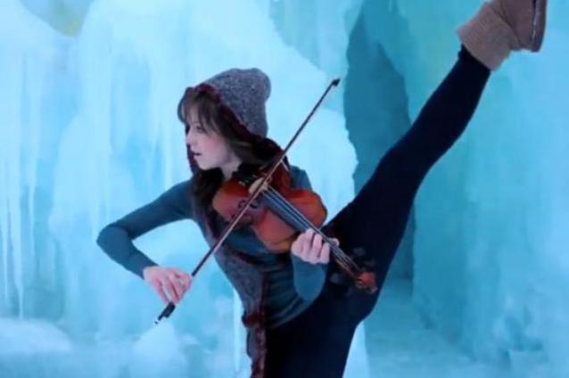 Face senzaţie pe net doar cu o vioară! Aproape 14 MILIOANE de vizualizări în doar două luni (VIDEO)