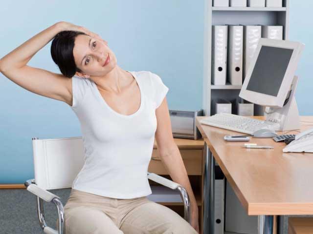 Poziţionare corectă a scaunului, monitorului sau tastaturii ne scapă de toate durerile apărute la locul de muncă