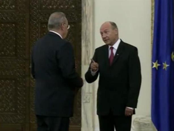 Ce i-a reproşat Băsescu lui Marga în timp ce l-a ţinut cu mâna întinsă, după ce acesta a depus jurământul de învestitură (VIDEO)