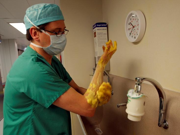 OMS face apel la doctori să se spele mai des pe mâini: Fiecare al zecelea pacient este infectat de medici