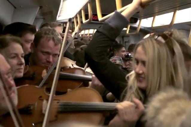 VIDEO: Flashmob în metrou cu Orchestra Filarmonicii din Copenhaga