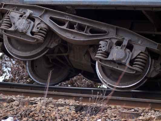 Două vagoane ale unui tren încărcat cu motorină au deraiat la Braşov