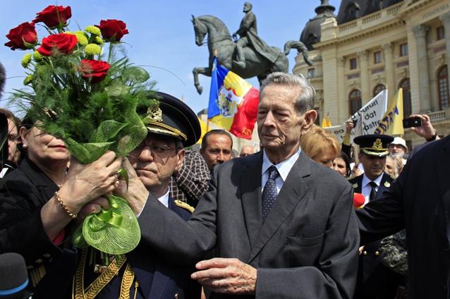 Regele Mihai, ovaţionat de câteva sute de persoane în timp ce depunea o coroană de flori la statuia regelui Carol I