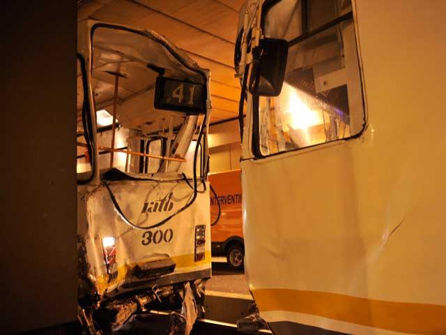 Trei tramvaie s-au ciocnit în Pasajul Lujerului. Vatmanul vinovat şi-a recunoscut greşeala (VIDEO)