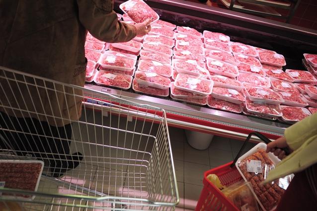 Carnea şi frunctele proaspete s-au scumpit luna trecută faţă de luna martie