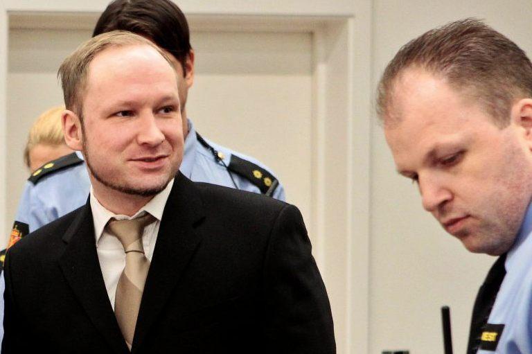 Criminalul norvegian Breivik, atacat cu pantofi în sala de judecată. Fratele uneia dintre victime: "Eşti un asasin, du-te în iad!"