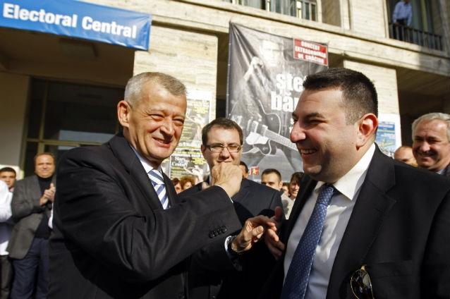 (VIDEO) Bătălia pentru Bucureşti. PDL-istul Prigoană vine cu promisiuni şi afişe mari. USL propune un "prim-ministru" pentru Sectorul 6. Oprescu îşi evocă realizările