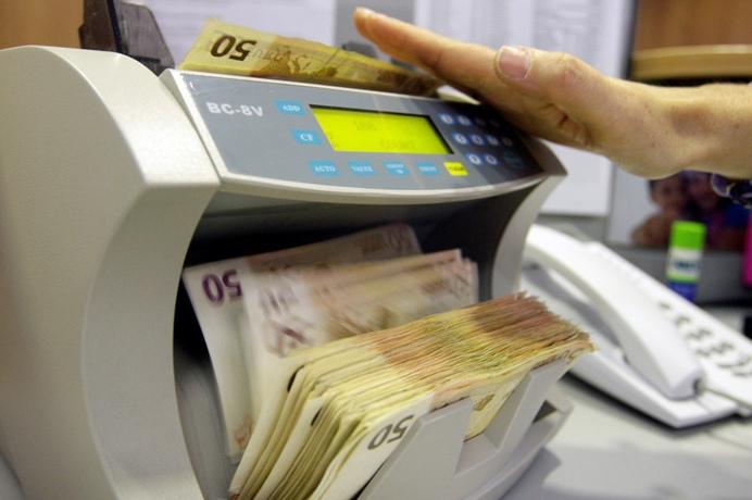 Moneda naţională scade la un nou minim istoric: 4,4373 lei/euro