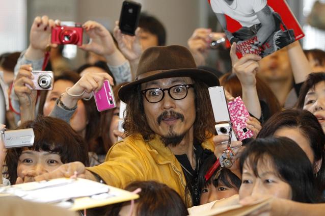 Johnny Depp, faţă în faţă cu "copia" sa japoneză