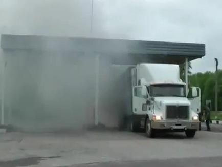 La ruşi: un TIR ia foc într-o benzinărie. Imagini spectaculoase (VIDEO)