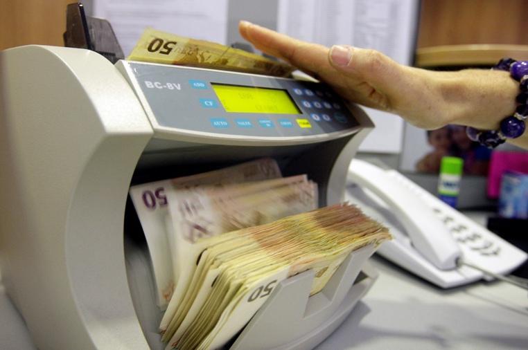 Moneda naţională scade la un nou minim istoric: 4,4411 lei/euro
