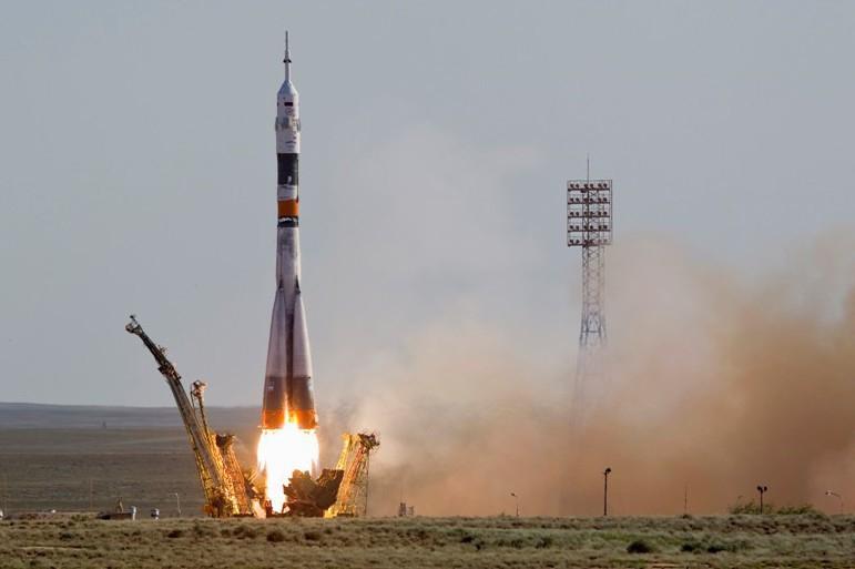 O capsulă Soyuz, cu trei astronauţi la bord, doi ruşi şi un american, a decolat către Staţia Spaţială Internaţională (VIDEO)