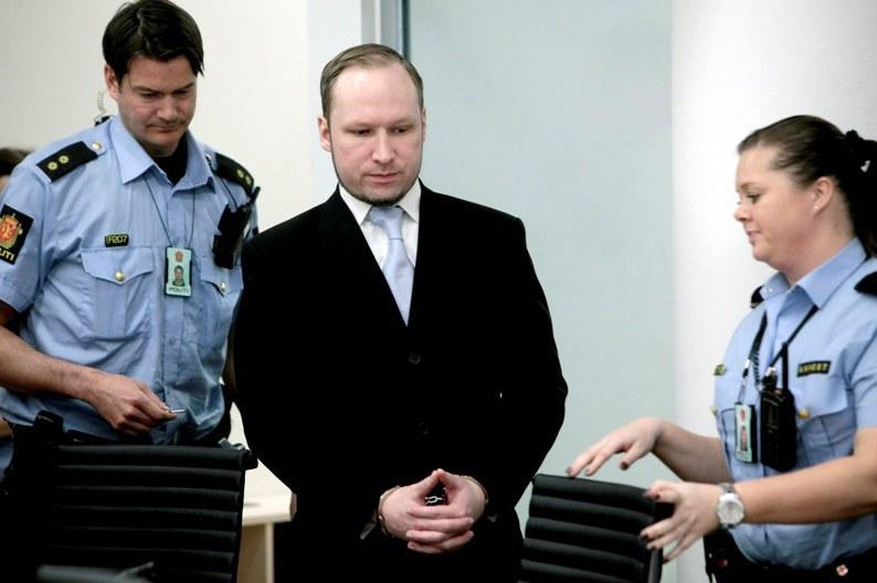 Un bărbat a încercat să-şi dea foc în faţa tribunalului unde are loc procesul teroristului norvegian Breivik