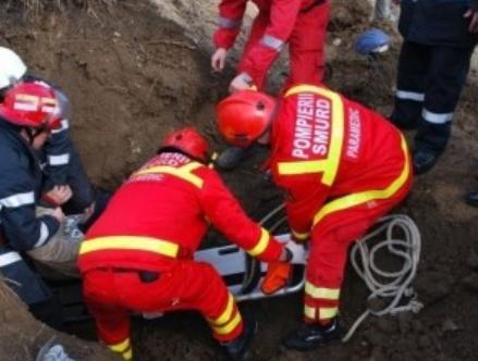 Doi muncitori din Constanţa, prinşi sub un mal de pământ. Unul dintre ei a murit