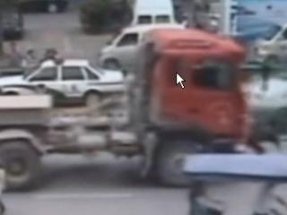 INCREDIBIL: Târât 20 de metri de un camion, un bătrân chinez a scăpat doar cu câteva zgârieturi (VIDEO)