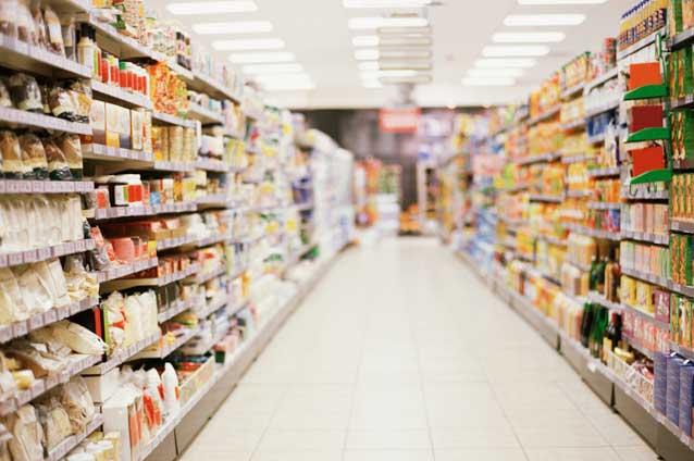 Mâncarea de import se vinde în supermarketuri chiar şi DE 20 DE ORI MAI SCUMP decât intră în ţară. Află cât costă, de fapt, fructele, legumele şi carnea în ţara speculatorilor