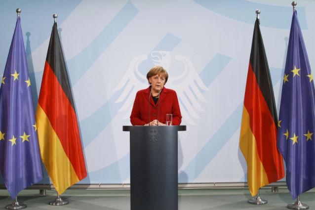 Angela Merkel sugerează organizarea unui scrutin pe tema menţinerii Greciei în zona euro
