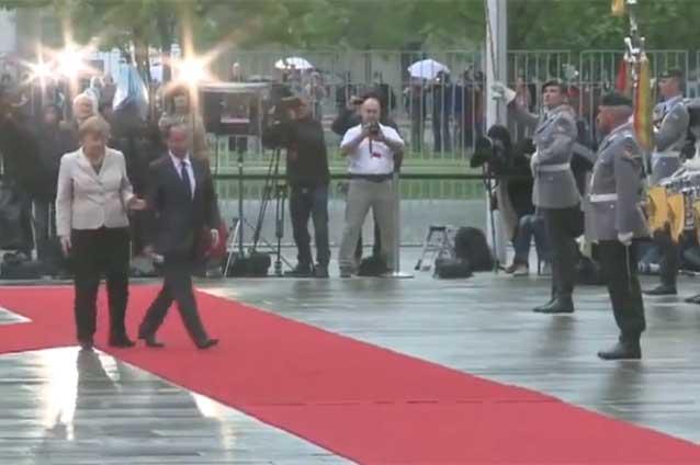 Şi ei au emoţii: Hollande, îndrumat de Merkel pe covorul roşu (VIDEO)