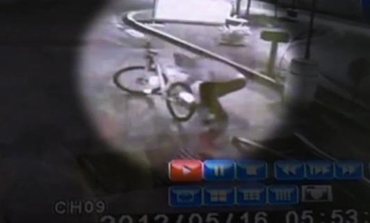 (VIDEO) A căzut în cap de pe bicicleta pe care tocmai o furase
