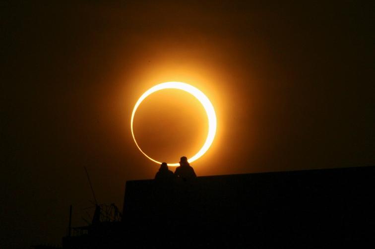 Astăzi, vom fi martorii unui fenomen rar: Prima eclipsă inelară de Soare din acest an (VIDEO)