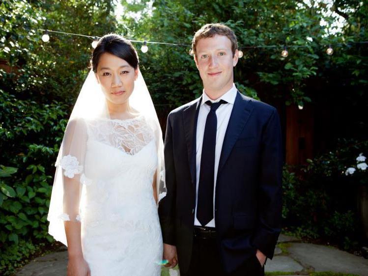 S-a dat cel mai râvnit burlac! Mark Zuckerberg, fondatorul Facebook, a trecut de la "logodit" la "însurat"