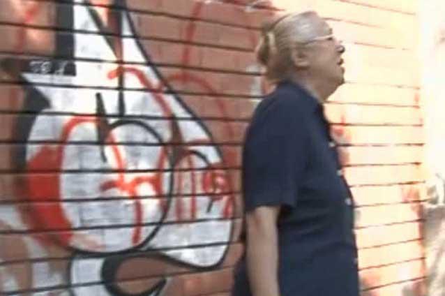 O bătrână a fost amendată pentru grafitti pe pereţii blocului VIDEO