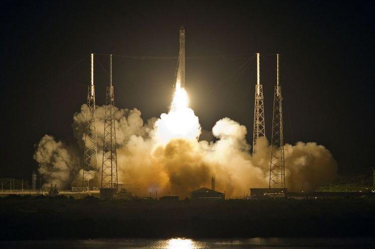 Premieră în zborul spaţial: SpaceX a lansat cu succes capsula Dragon, în prima cursă privată spre ISS (VIDEO)