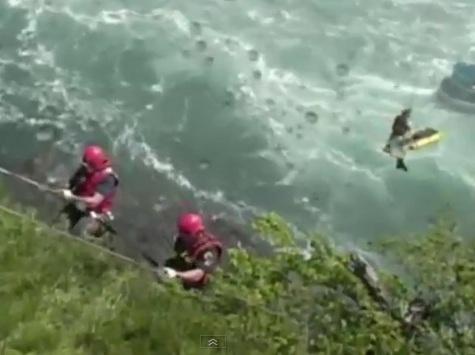(VIDEO) Uluitor: A supravieţuit unei căderi în gol de aproape o sută de metri în cascada Niagara, încercând să se sinucidă