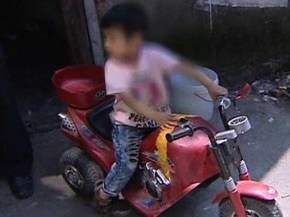 Băieţel de trei ani, printre maşini la oră de vârf în trafic (VIDEO)