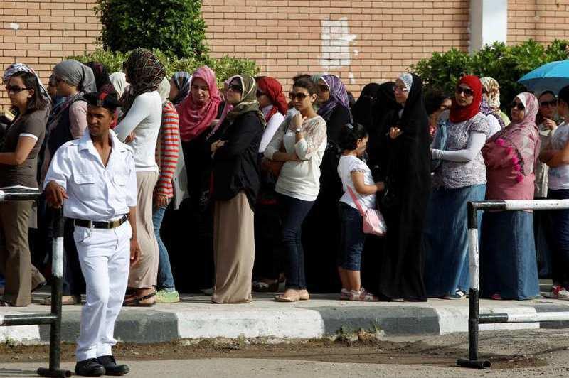 Egiptenii îşi aleg preşedintele. Secţiile de votare, luate cu asalt de alegători (VIDEO)