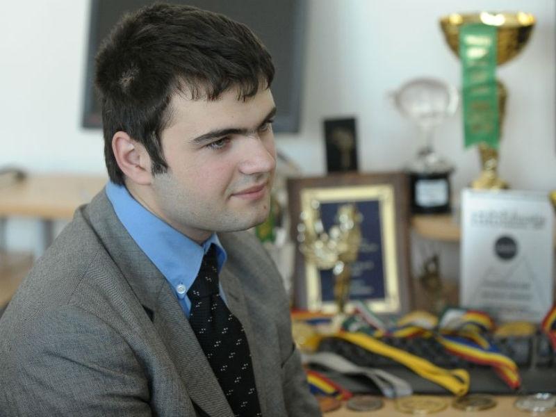 Un licean român a uimit cercetătorii din SUA cu aparatul său care ajută orbii să vadă cu ajutorul limbii