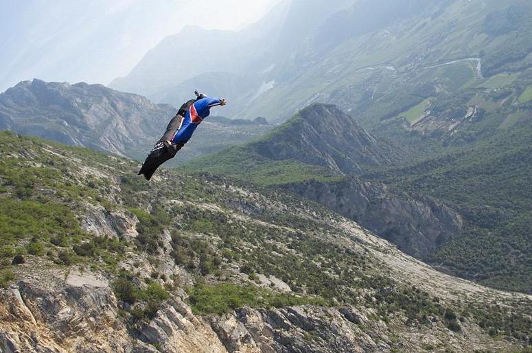 Cascadorie spectaculoasă: A plonjat în gol 800 de metri fără să folosească paraşuta! (VIDEO)