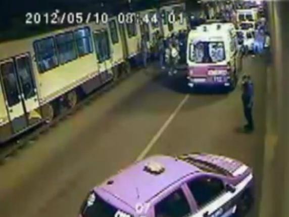 Primele imagini de la accidentul de tramvai din Pasajul Lujerului din Bucureşti. Vezi înregistrarea video