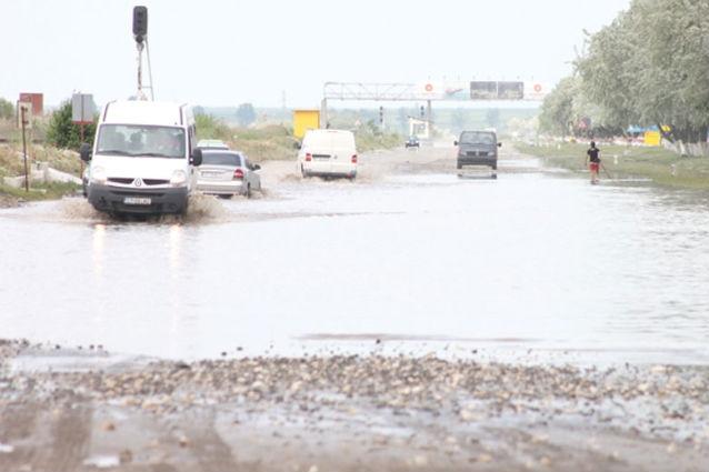 Şase drumuri naţionale blocate din cauza precipitaţiilor. Vezi care sunt zonele cu probleme