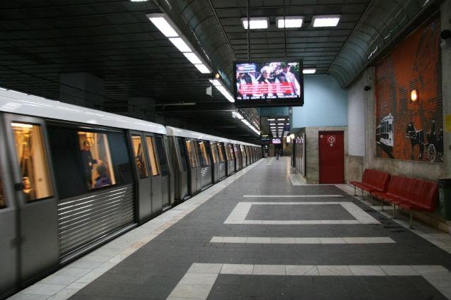 Metroul circulă pe un singur fir, între Romană şi Victoriei, din cauza infiltraţiilor