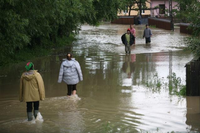 Ploaia a făcut ravagii în Capitală: tramvaie blocate şi subsoluri inundate