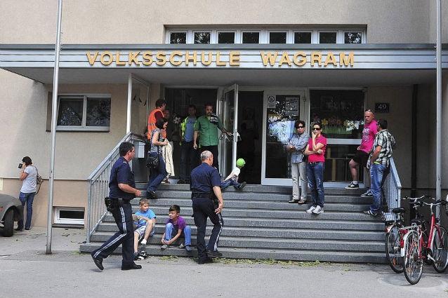 Un austriac şi-a împuşcat fiul în cap, chiar în faţa clasei